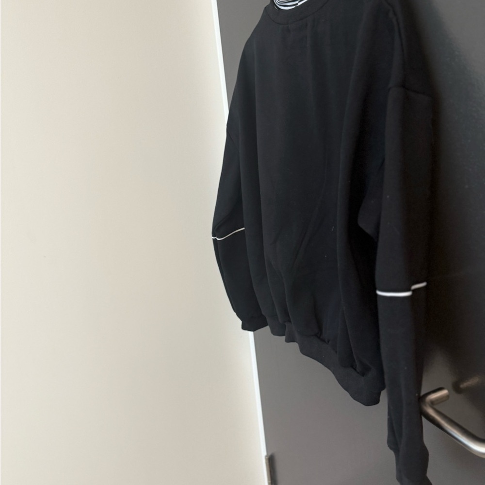 Stylish Black Graphic Crewneck Top - Picture 7 of 13